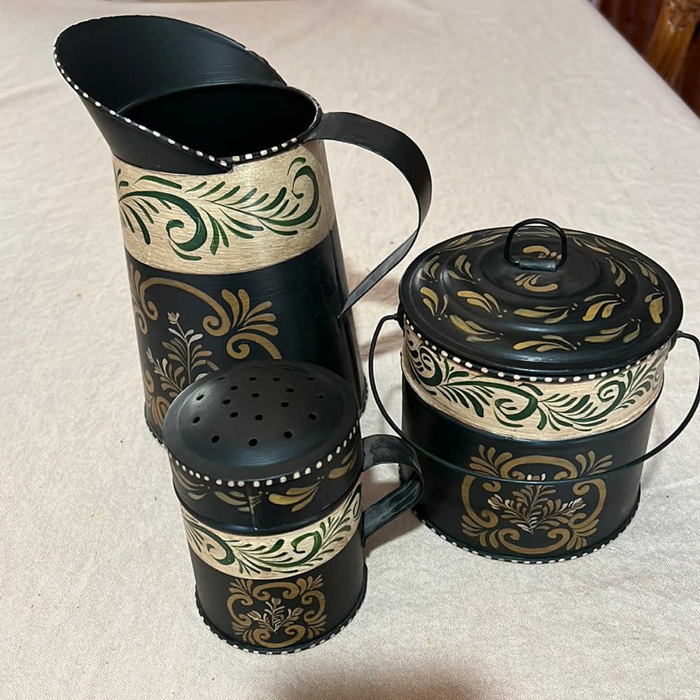 Set of decorative containers
